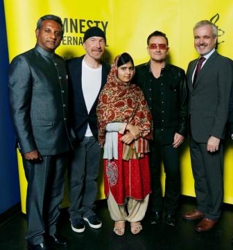Bono remet un prix Amnesty International &agrave; la jeune Malala