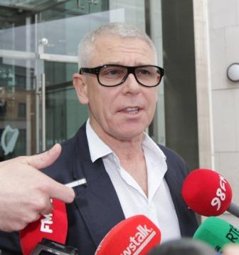 Proc&egrave;s gagn&eacute; pour Adam Clayton