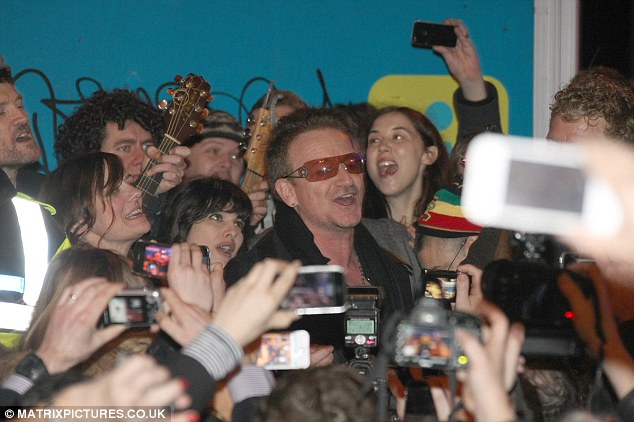 Bono fait sa bonne action de Noel (maj vid&eacute;os)